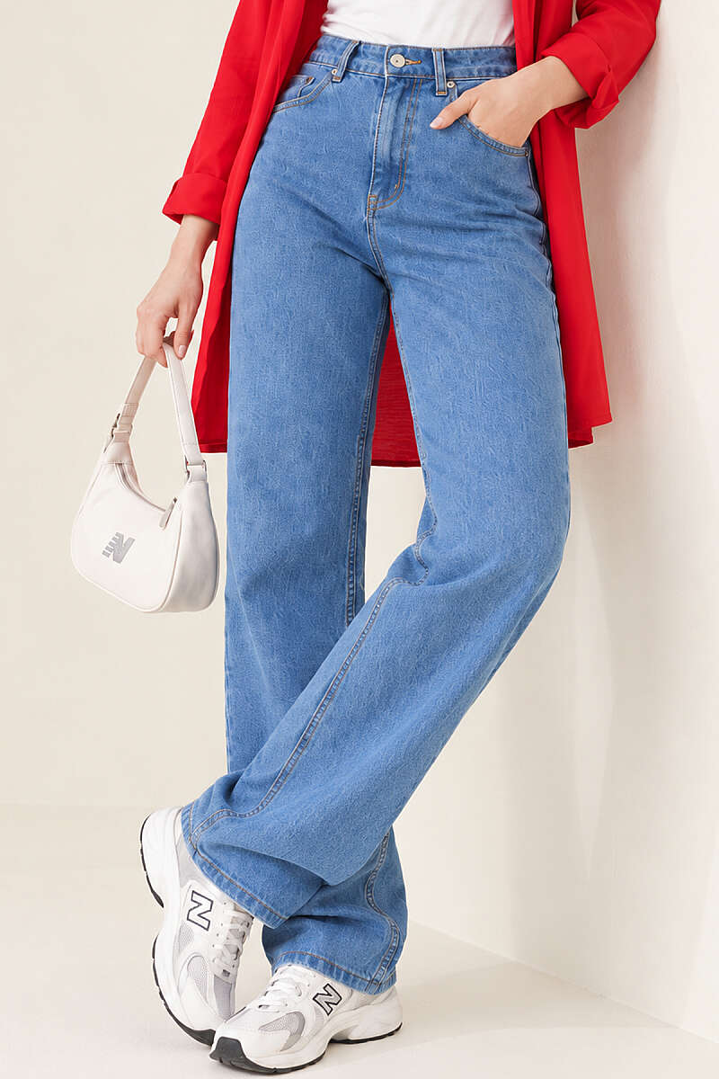 Straight-Leg Jeans - Light Denim