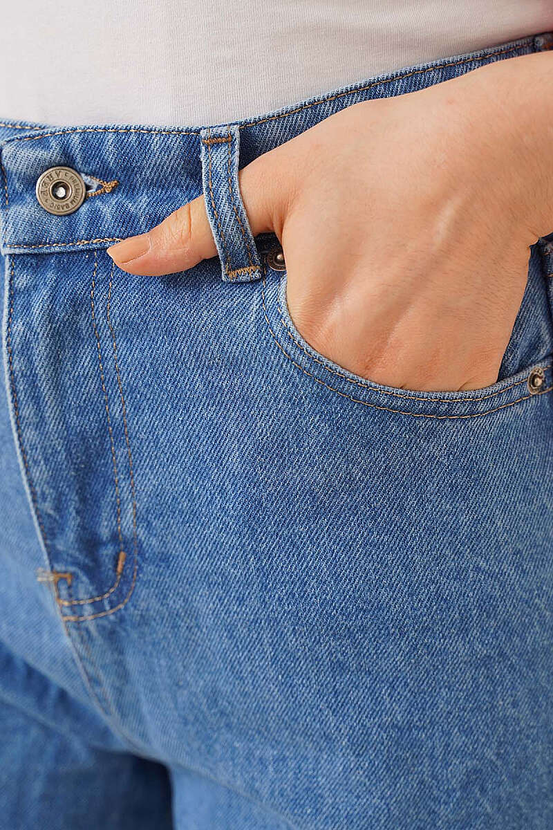 Straight-Leg Jeans - Light Denim