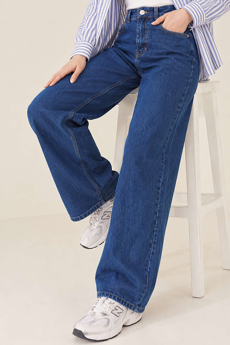 Straight-Leg Jeans - Mid Denim
