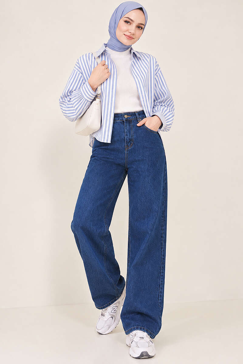 Straight-Leg Jeans - Mid Denim