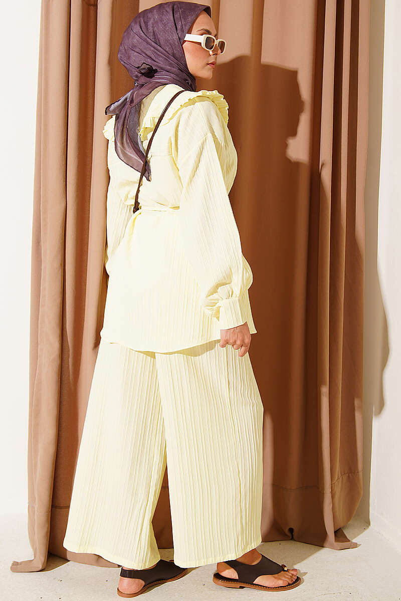 Two-Piece Set with Peter Pan Collar and Tie Cord - Yellow