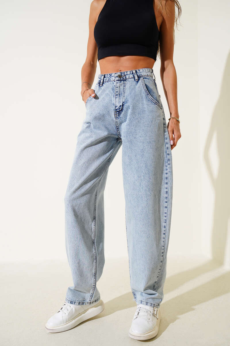 Wide-Leg Baggy Jeans - Light Wash