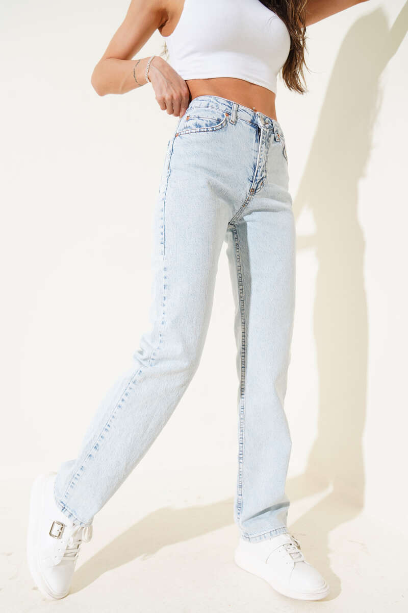 Basic Straight-Leg Jeans - Light Wash