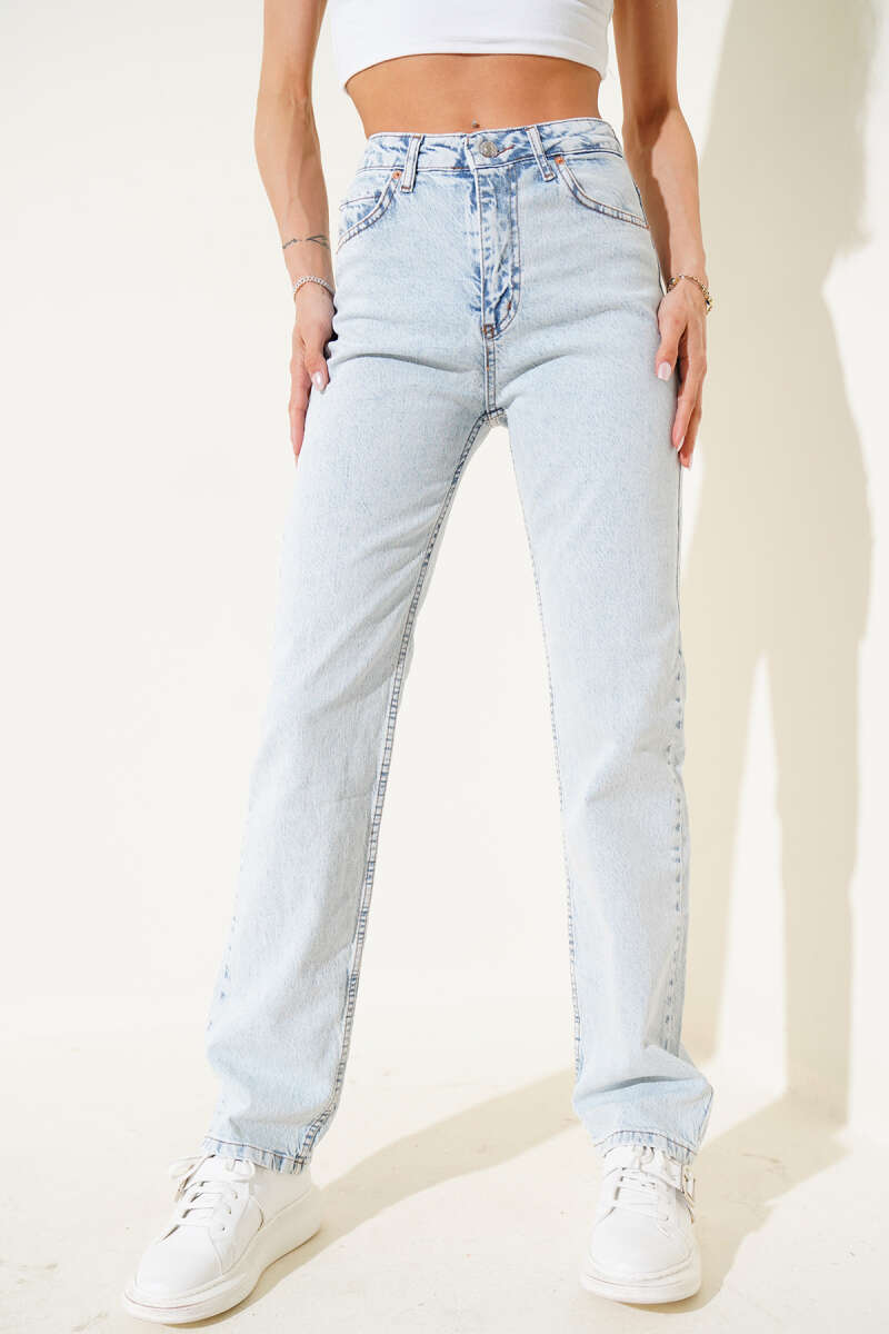 Basic Straight-Leg Jeans - Light Wash