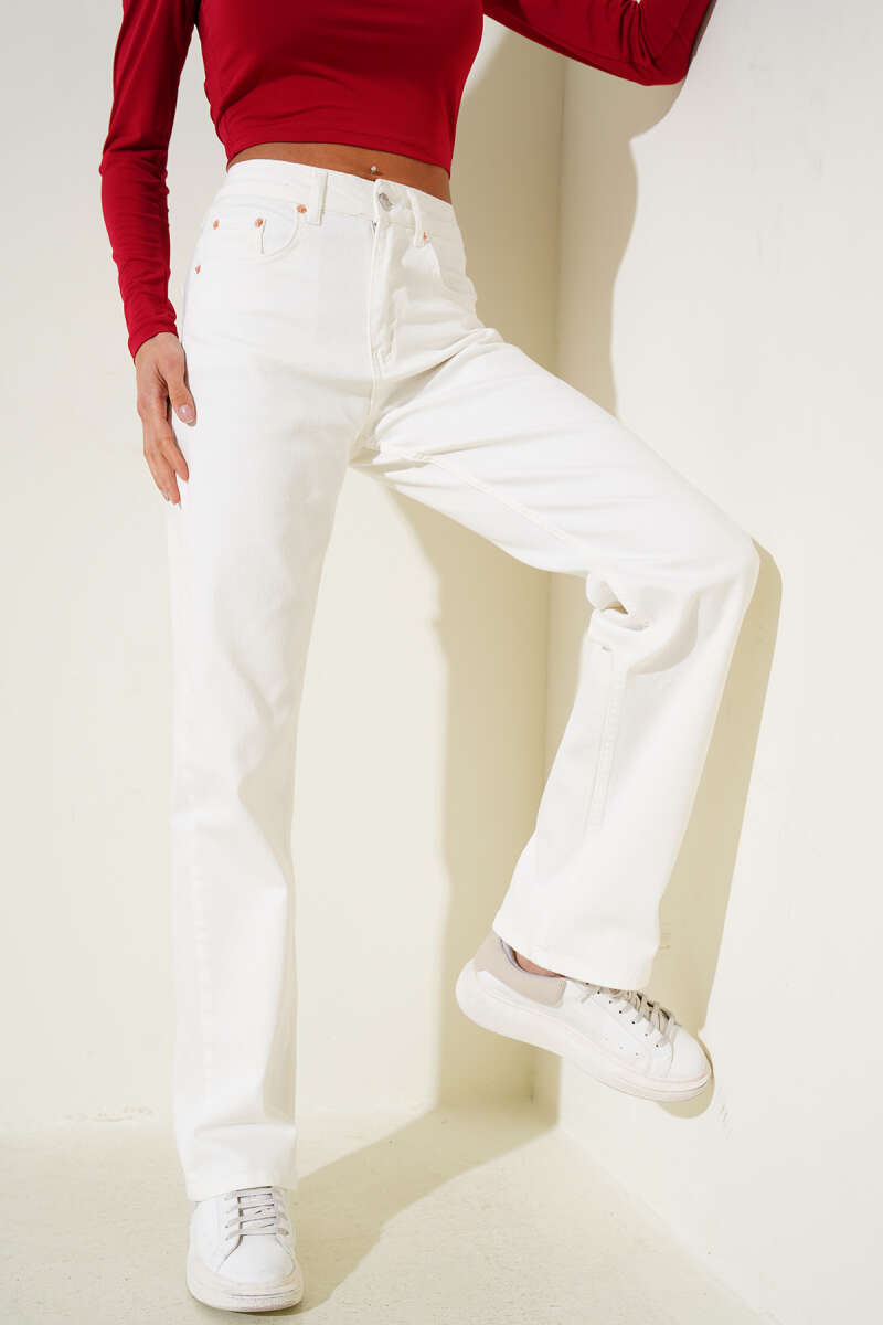 Straight-Leg Jeans with Button Waist - Ecru