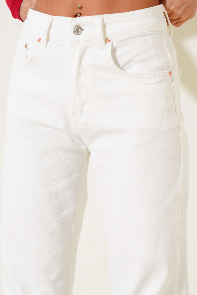 Straight-Leg Jeans with Button Waist - Ecru
