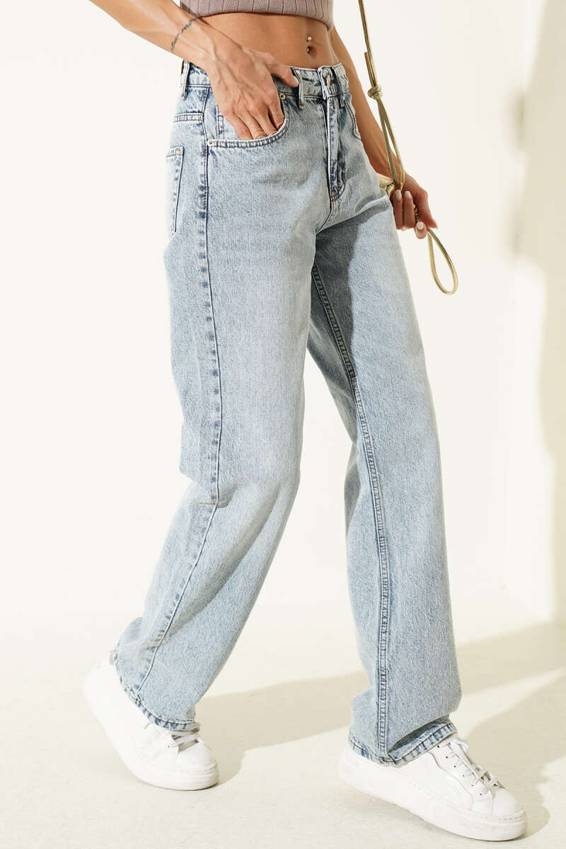 Straight-Leg Jeans with Pockets - Light Blue