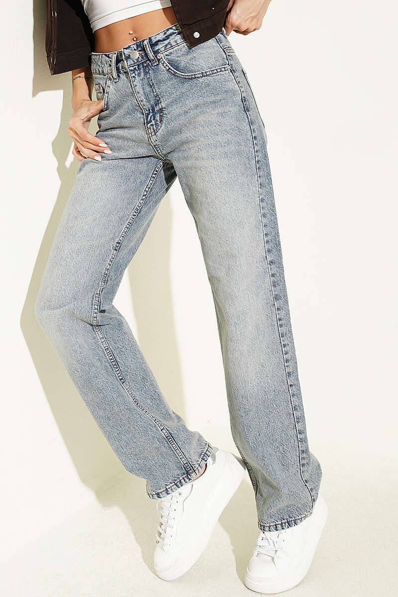 Straight-Leg Jeans with Pockets - Light Wash