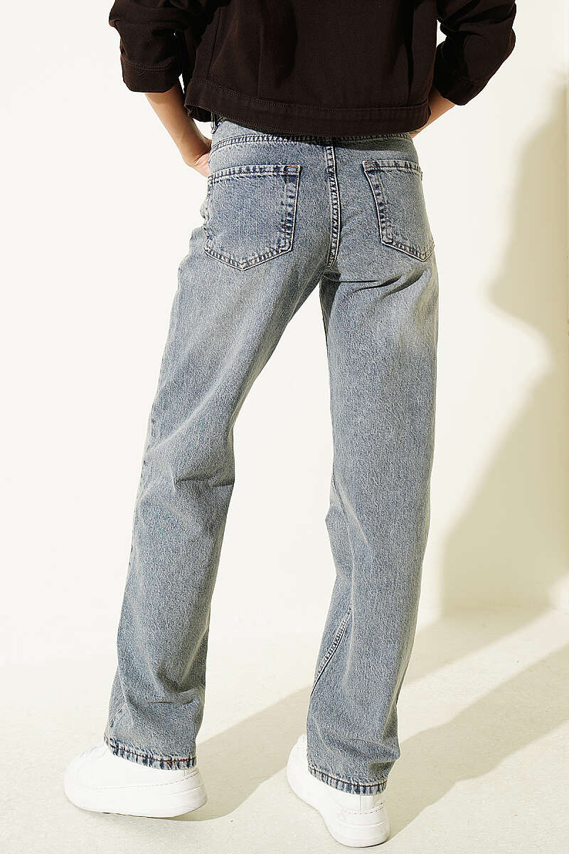 Straight-Leg Jeans with Pockets - Light Wash