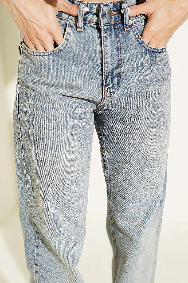 Straight-Leg Jeans with Pockets - Light Wash