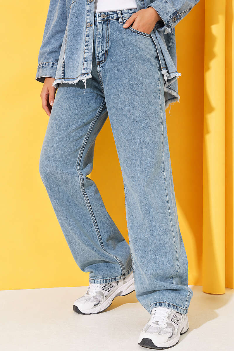 Straight-Leg Jeans - Mid Wash