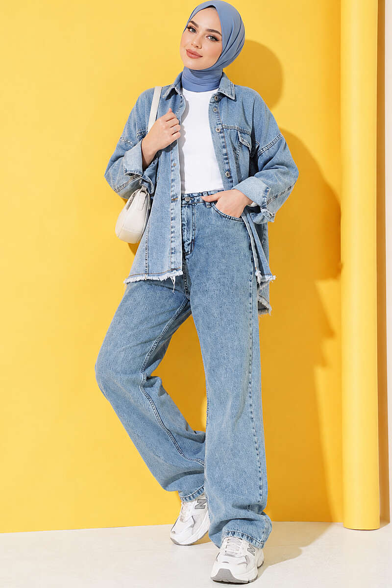 Straight-Leg Jeans - Mid Wash