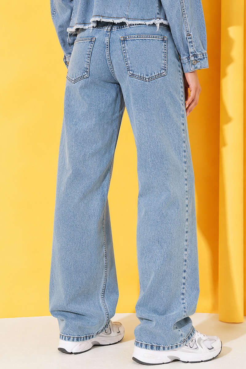 Straight-Leg Jeans - Mid Wash