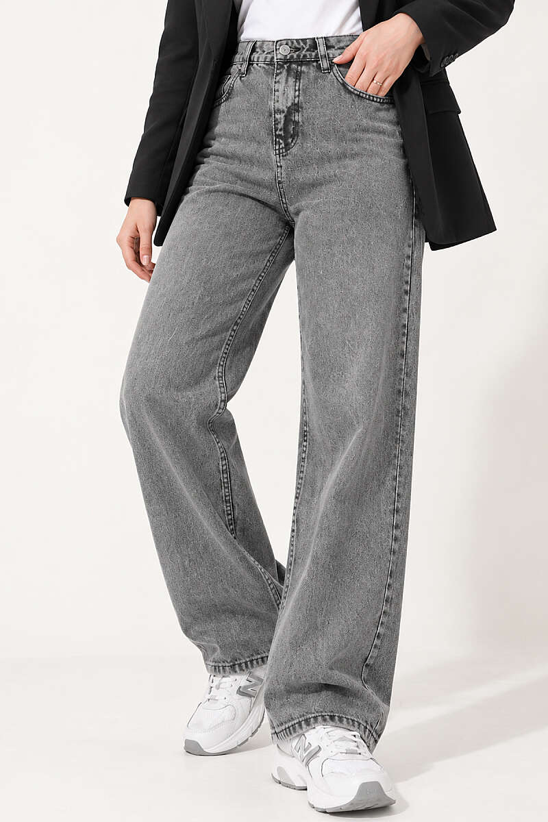 Straight-Leg Jeans - Light Washed Black