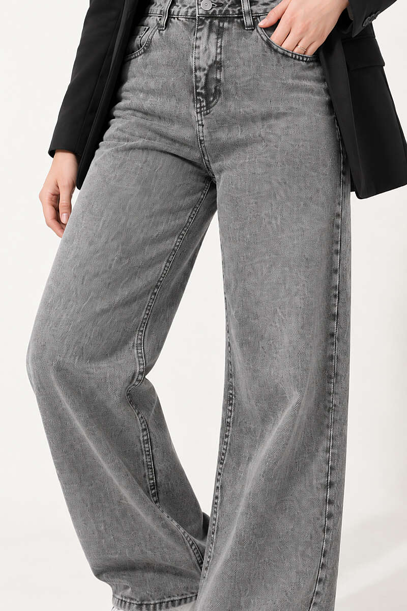 Straight-Leg Jeans - Light Washed Black