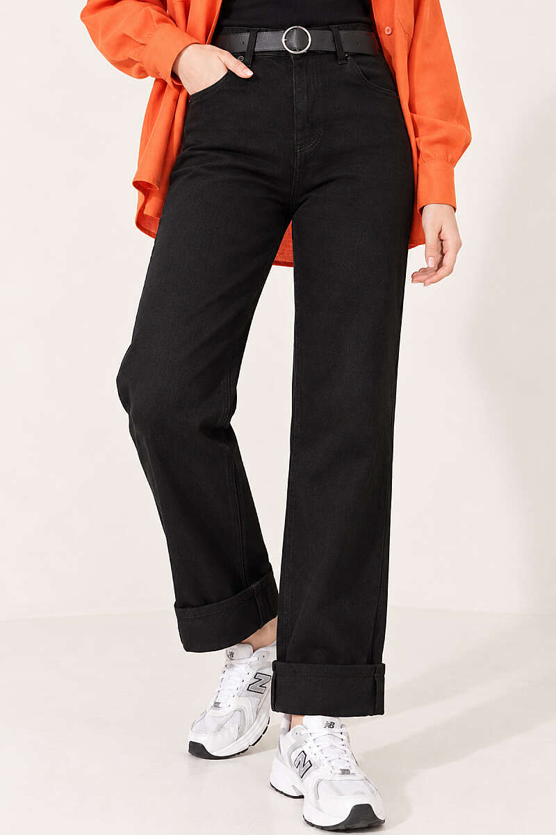 Straight-Leg Jeans - Black