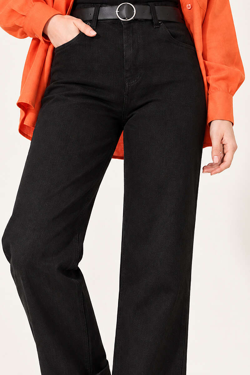 Straight-Leg Jeans - Black