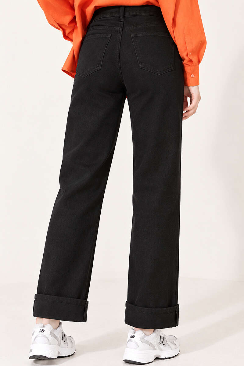 Straight-Leg Jeans - Black