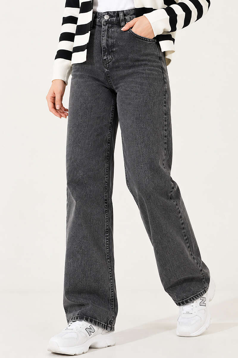 Straight-Leg Jeans - Mid Washed Black