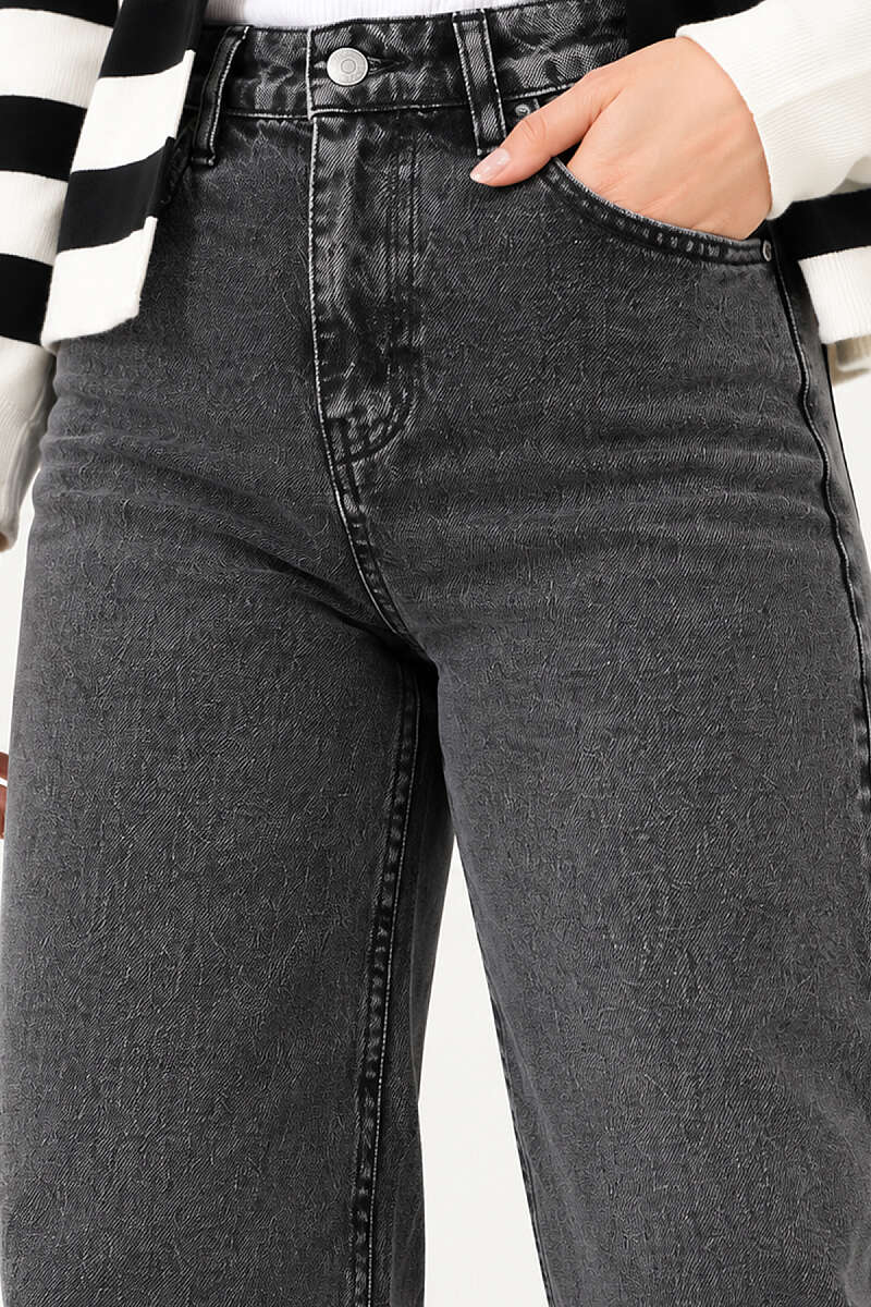 Straight-Leg Jeans - Mid Washed Black