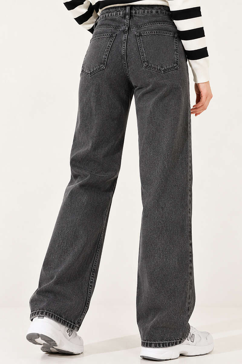 Straight-Leg Jeans - Mid Washed Black