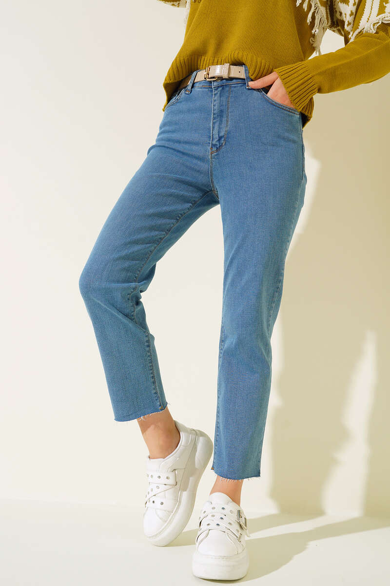 Straight-Leg Jeans with Raw Hem - Light Blue