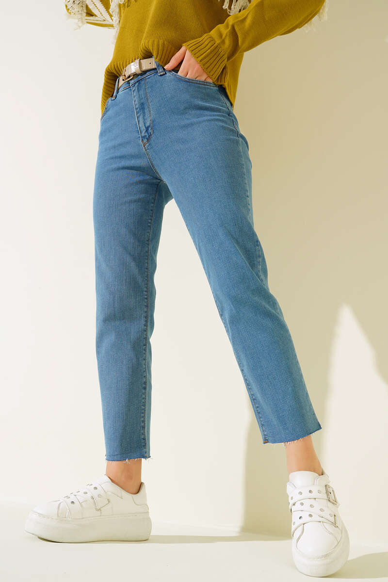 Straight-Leg Jeans with Raw Hem - Light Blue
