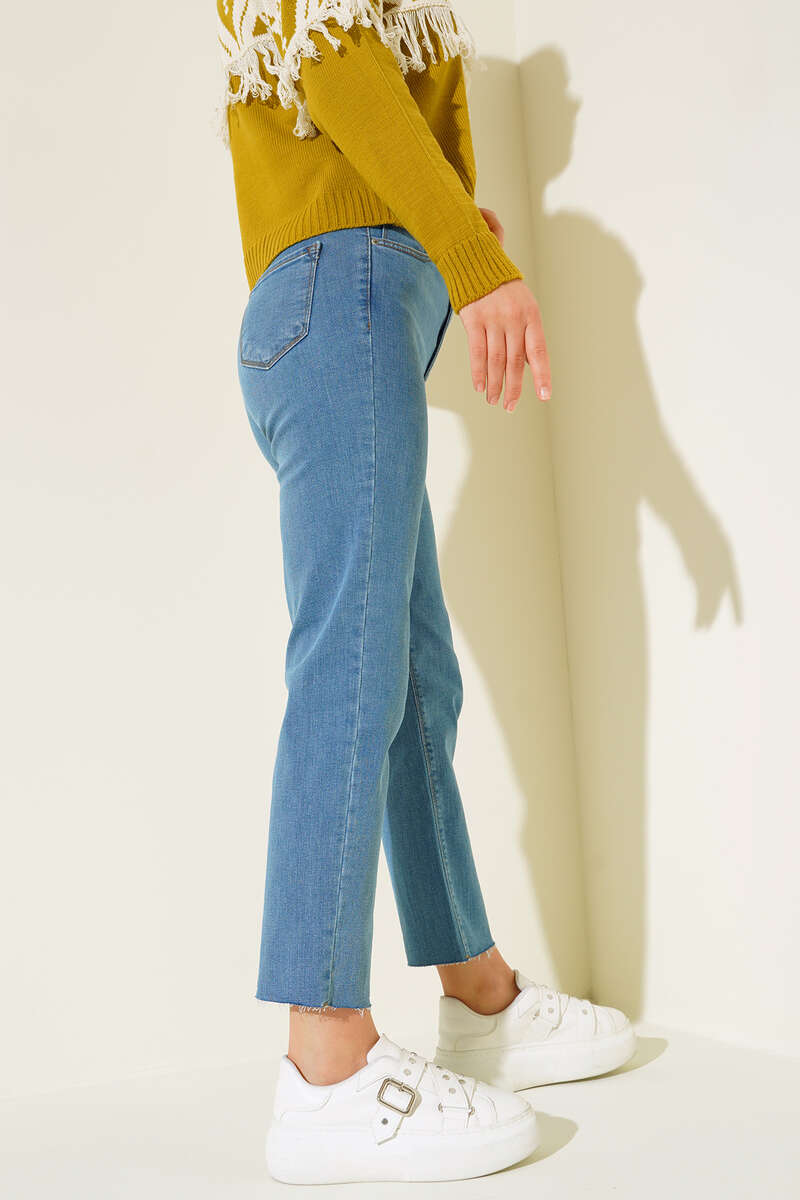 Straight-Leg Jeans with Raw Hem - Light Blue