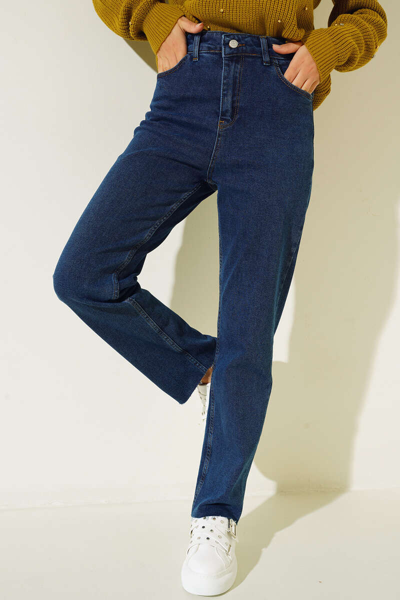 Straight-Leg Jeans with Raw Hem - Classic Denim
