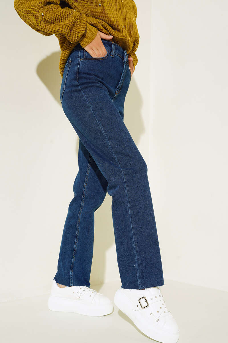 Straight-Leg Jeans with Raw Hem - Classic Denim