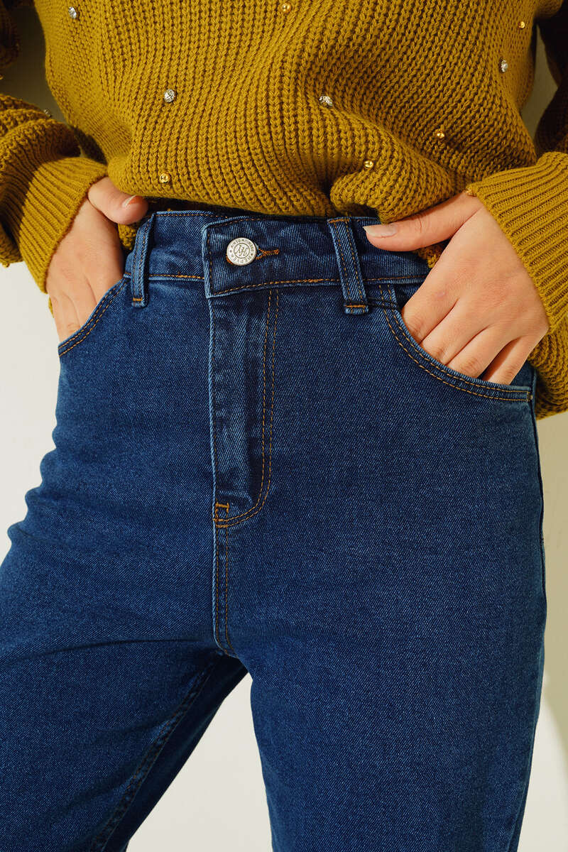 Straight-Leg Jeans with Raw Hem - Classic Denim
