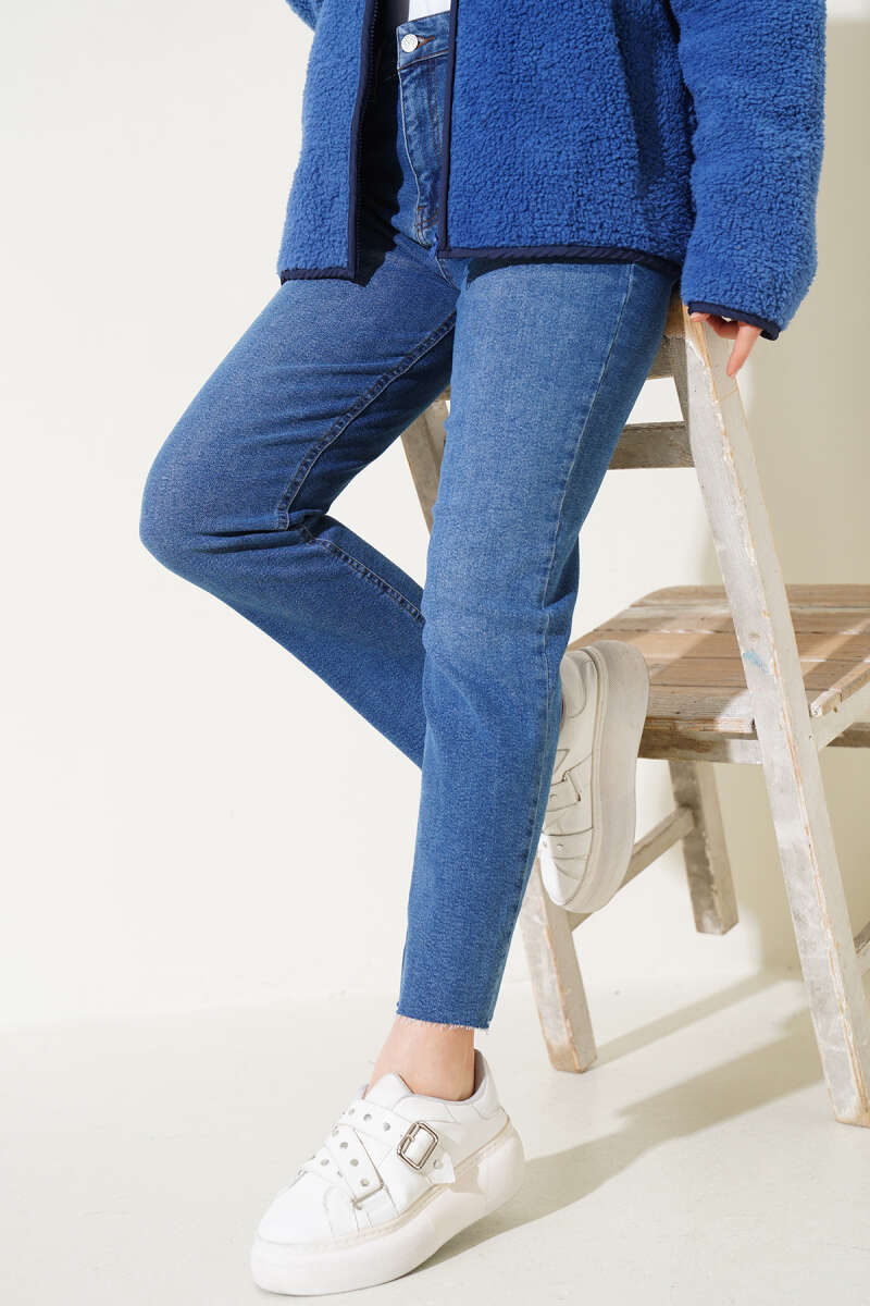 Straight-Leg Jeans with Raw Hem - Blue Tint