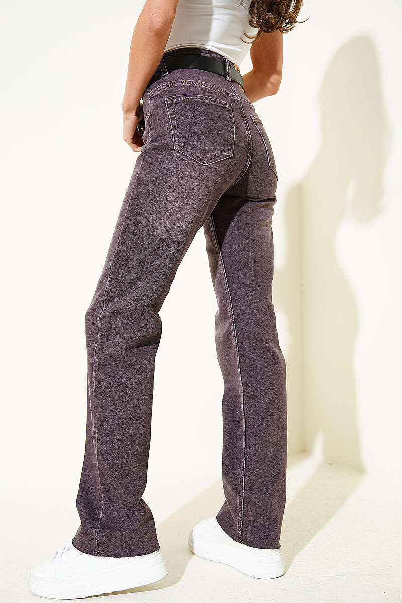 Jeans with Pockets and Belt Detail - Brown