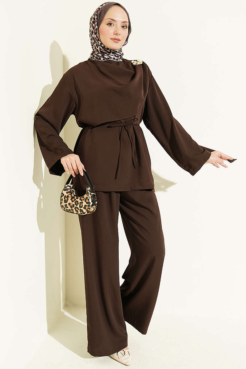Two-Piece Set with Flower Brooch - Brown