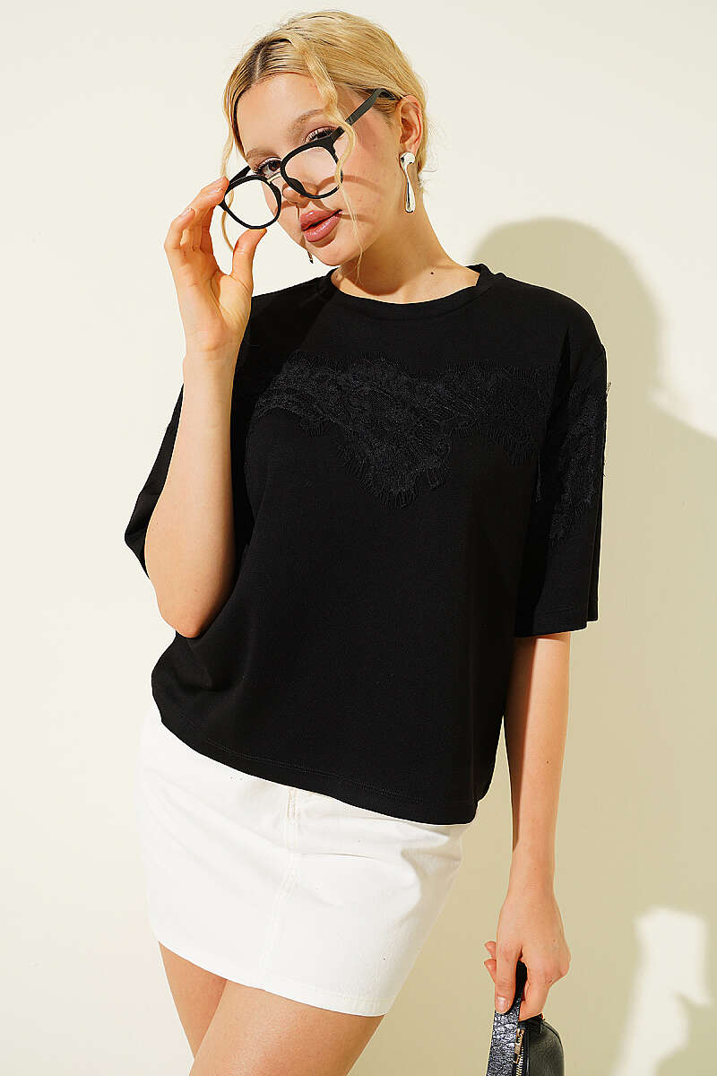 Lace-Detail Loycha T-Shirt - Black