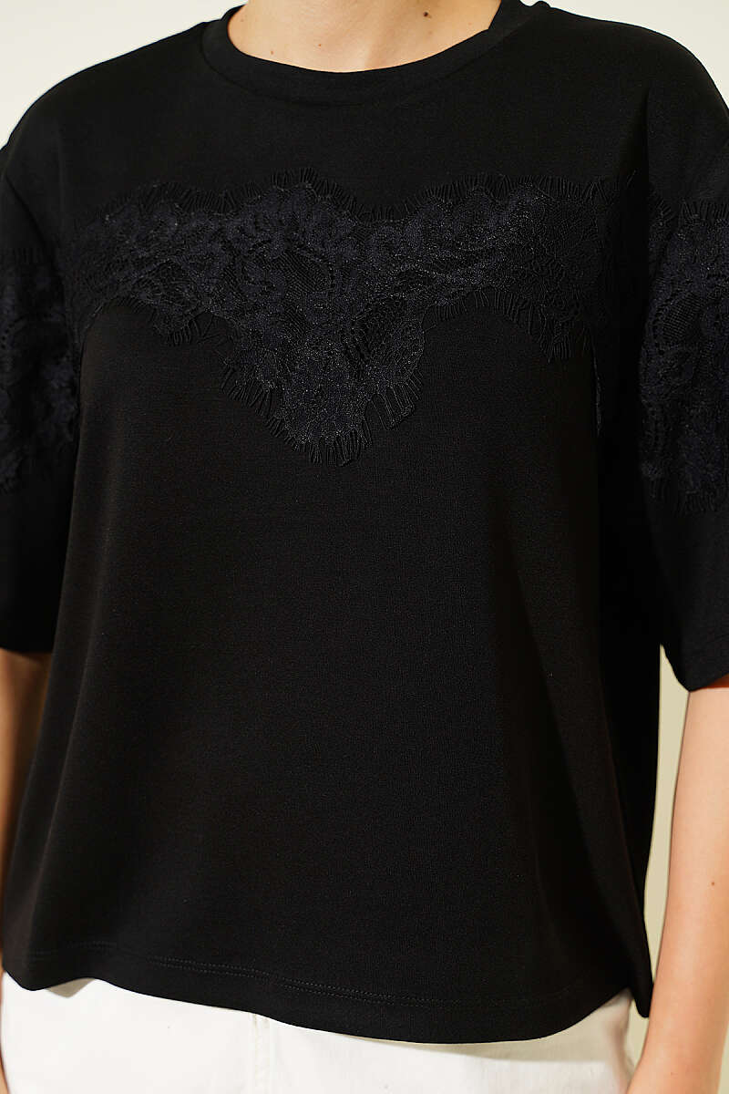 Lace-Detail Loycha T-Shirt - Black