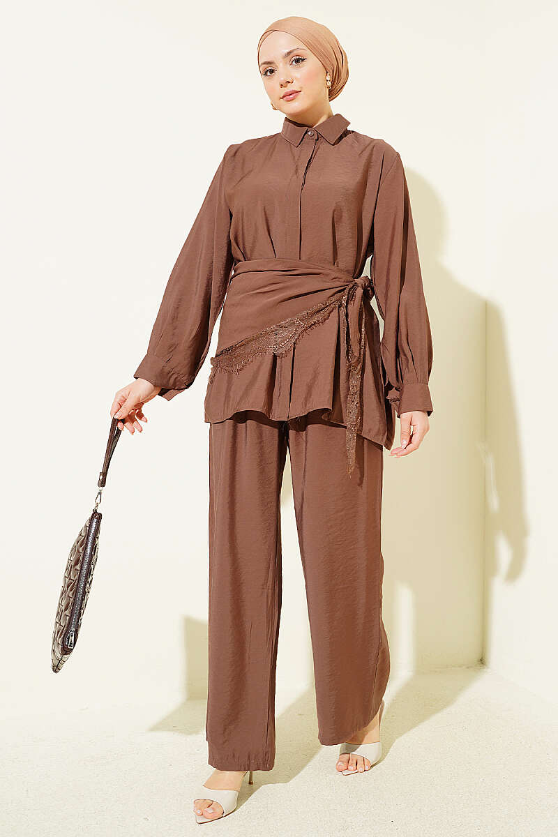Concealed-Button Set with Lace Scarf - Brown