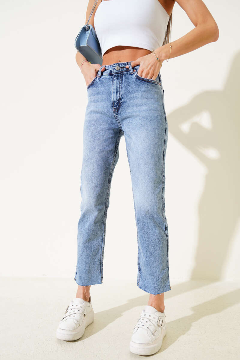 Cropped Slim Mom Jeans with Stretch - Light Wash