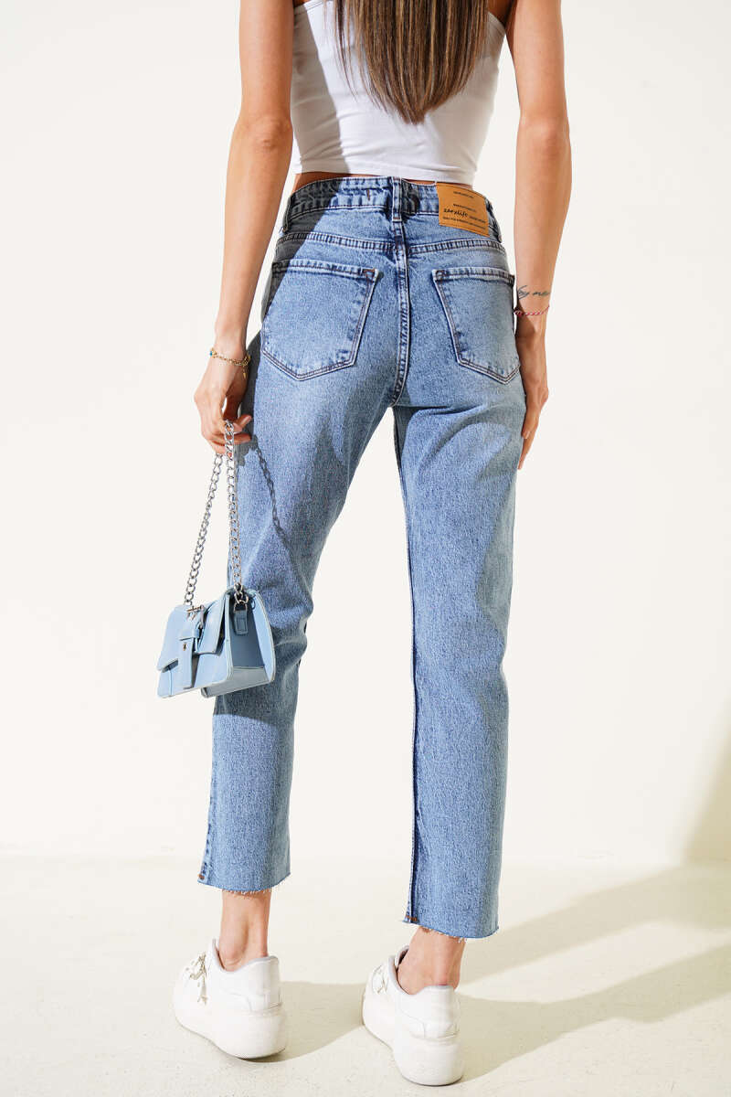 Cropped Slim Mom Jeans with Stretch - Light Wash