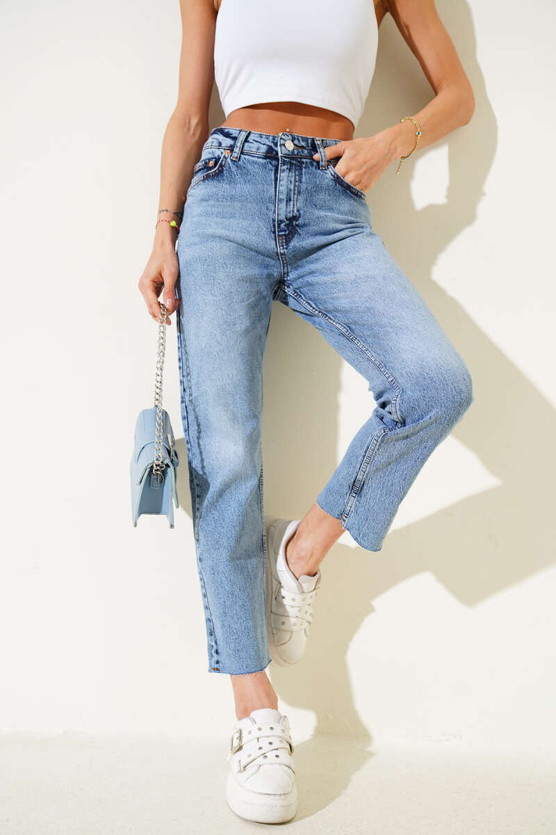 Cropped Slim Mom Jeans with Stretch - Light Wash