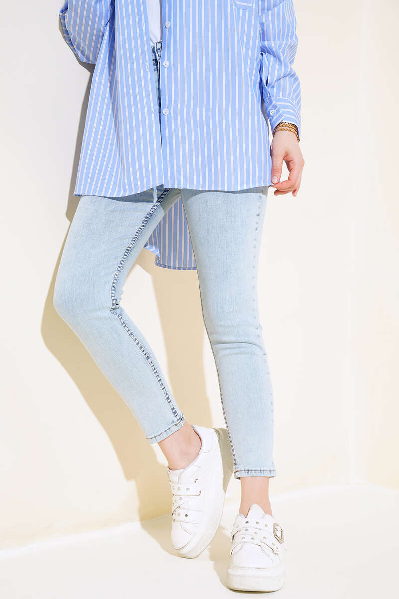 Slim-Leg Jeans - Light Wash