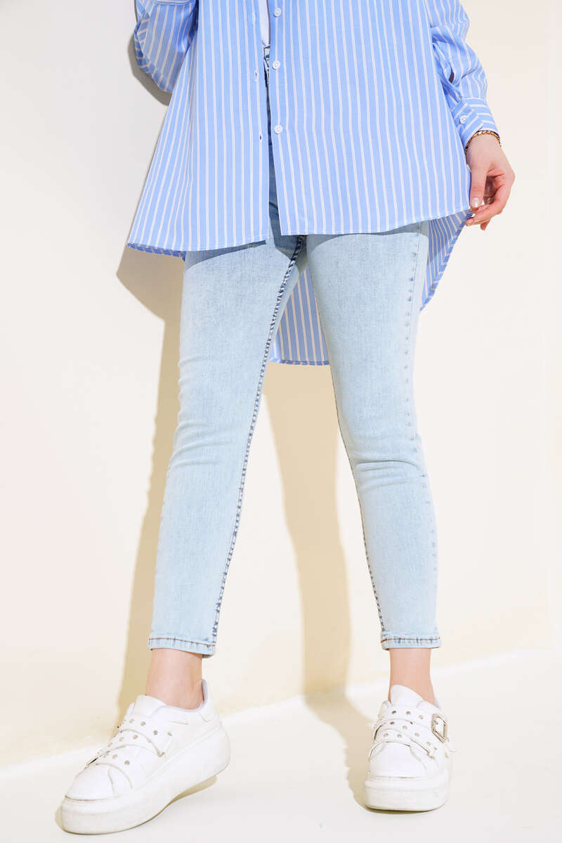 Slim-Leg Jeans - Light Wash