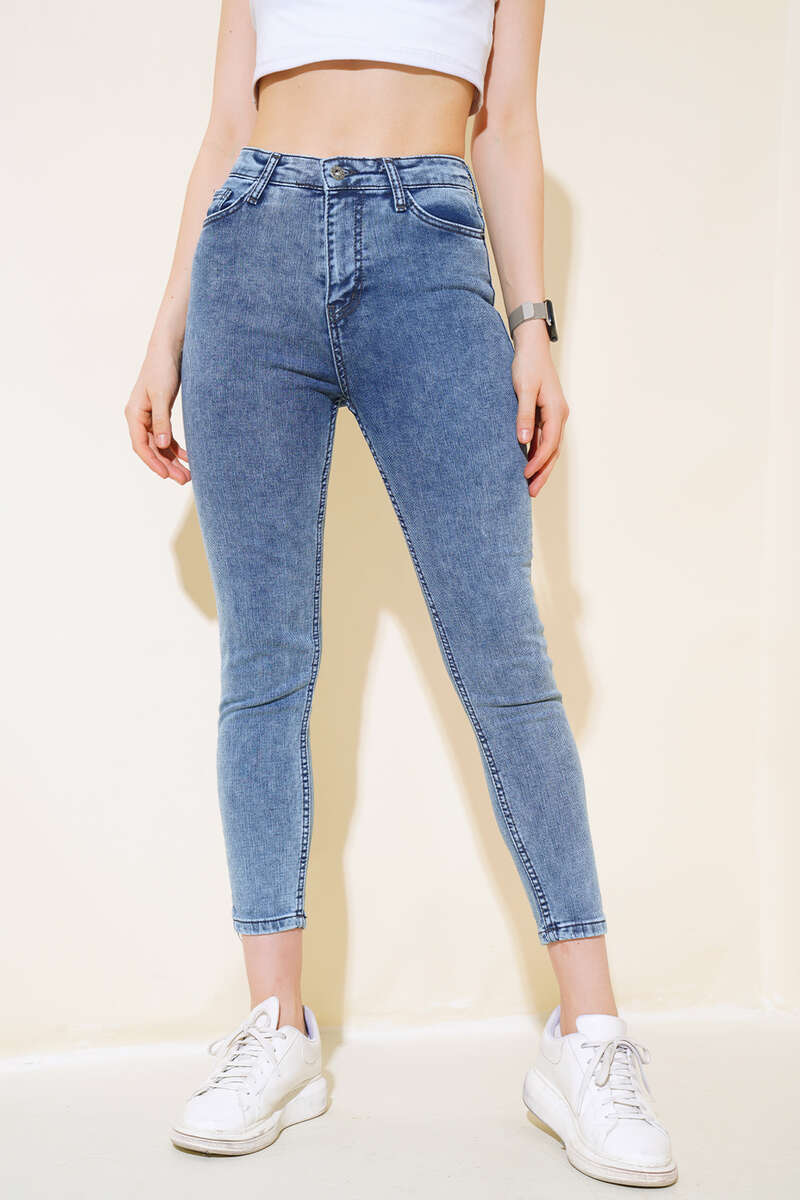Slim-Leg Jeans - Mid Wash