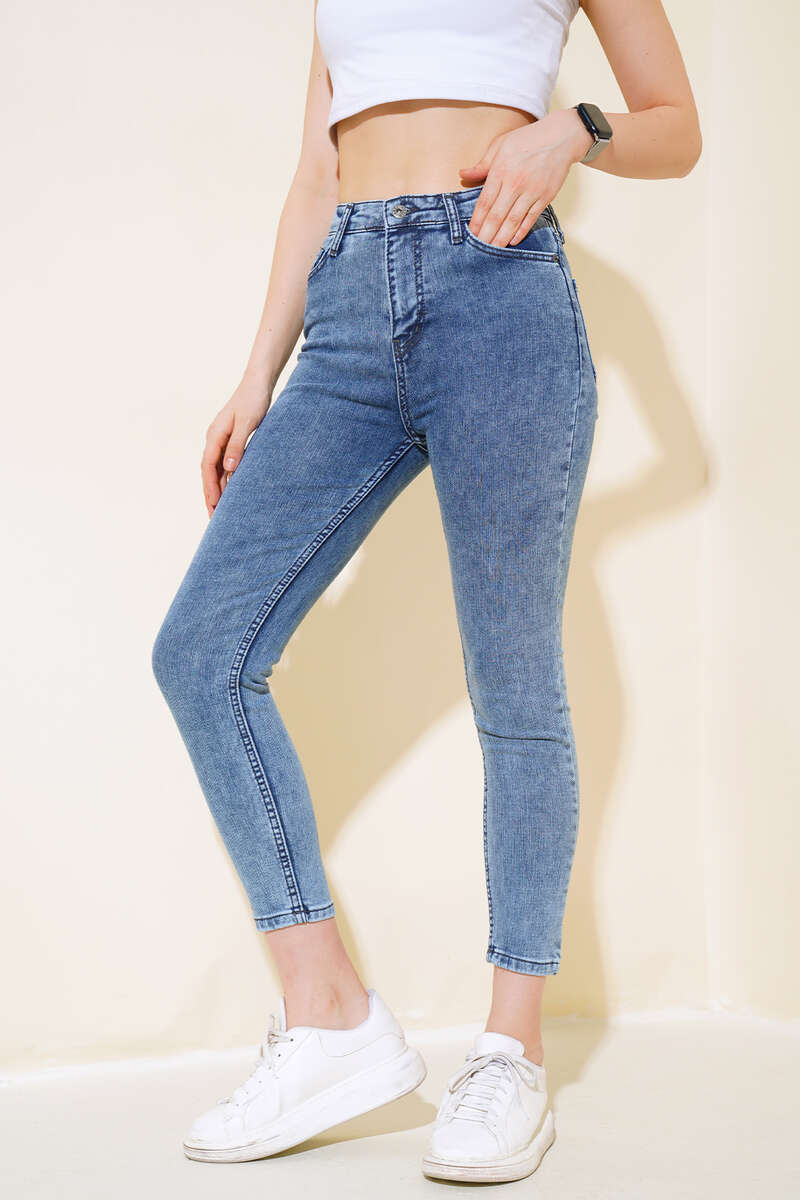 Slim-Leg Jeans - Mid Wash
