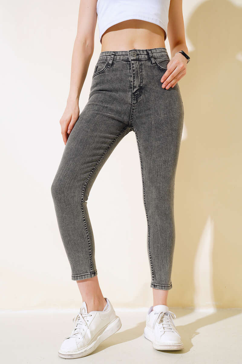 Slim-Leg Jeans - Washed Black