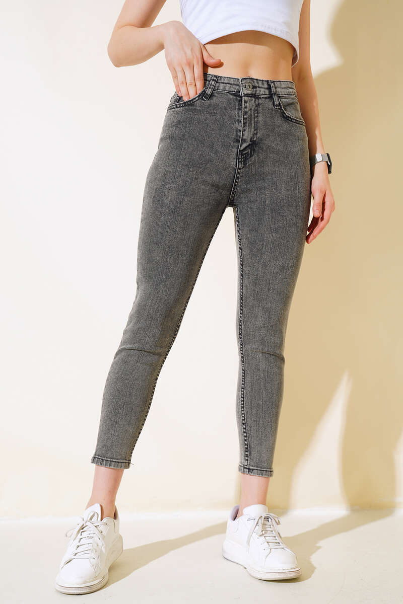Slim-Leg Jeans - Washed Black