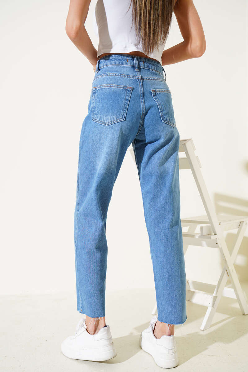 Ripped-Knee Slim Jeans - Light Blue