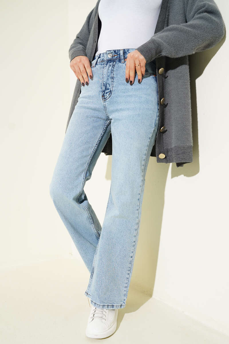 Wide-Leg Button Jeans with Soft Wash - Light Wash