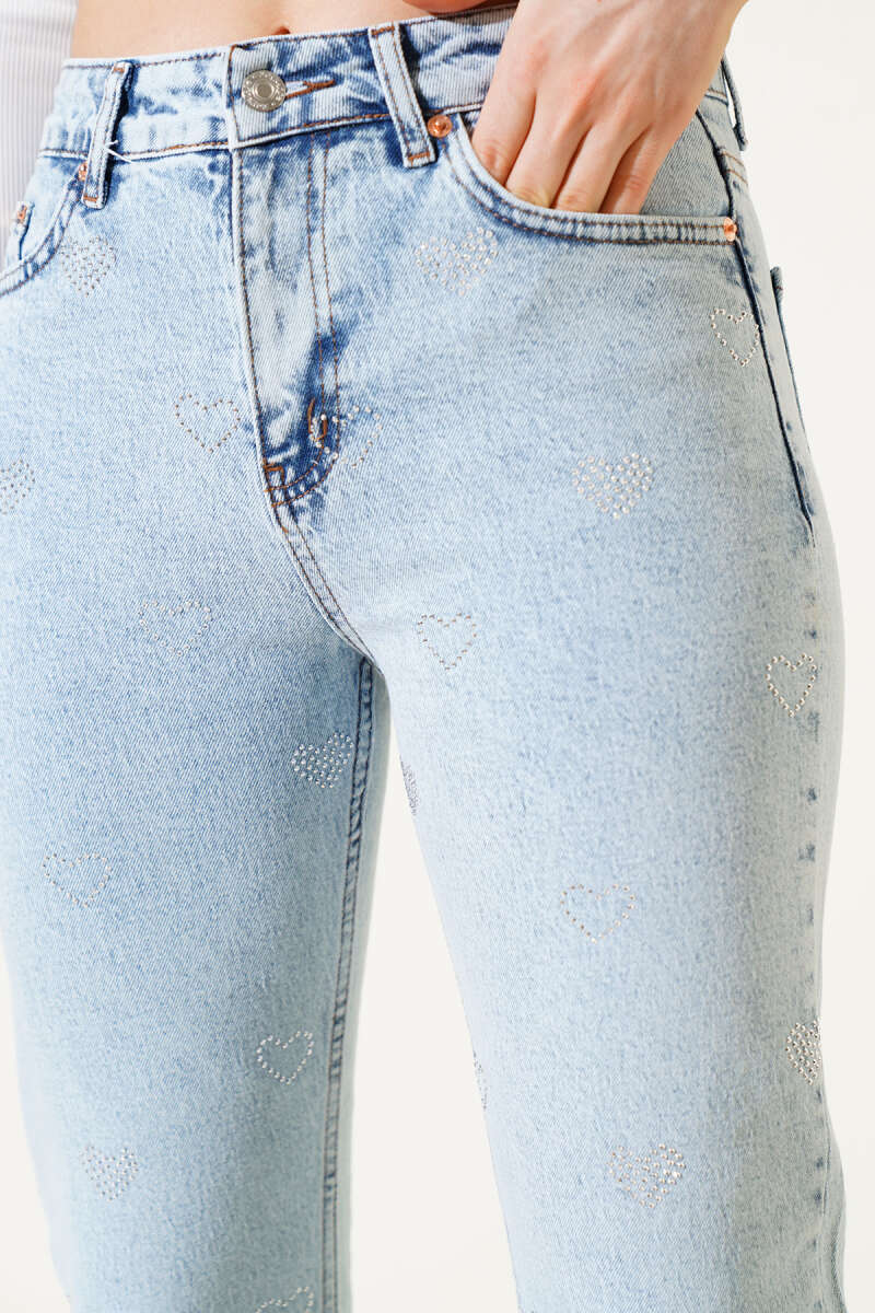 Cropped Slim Jeans with Heart Stones - Light Wash