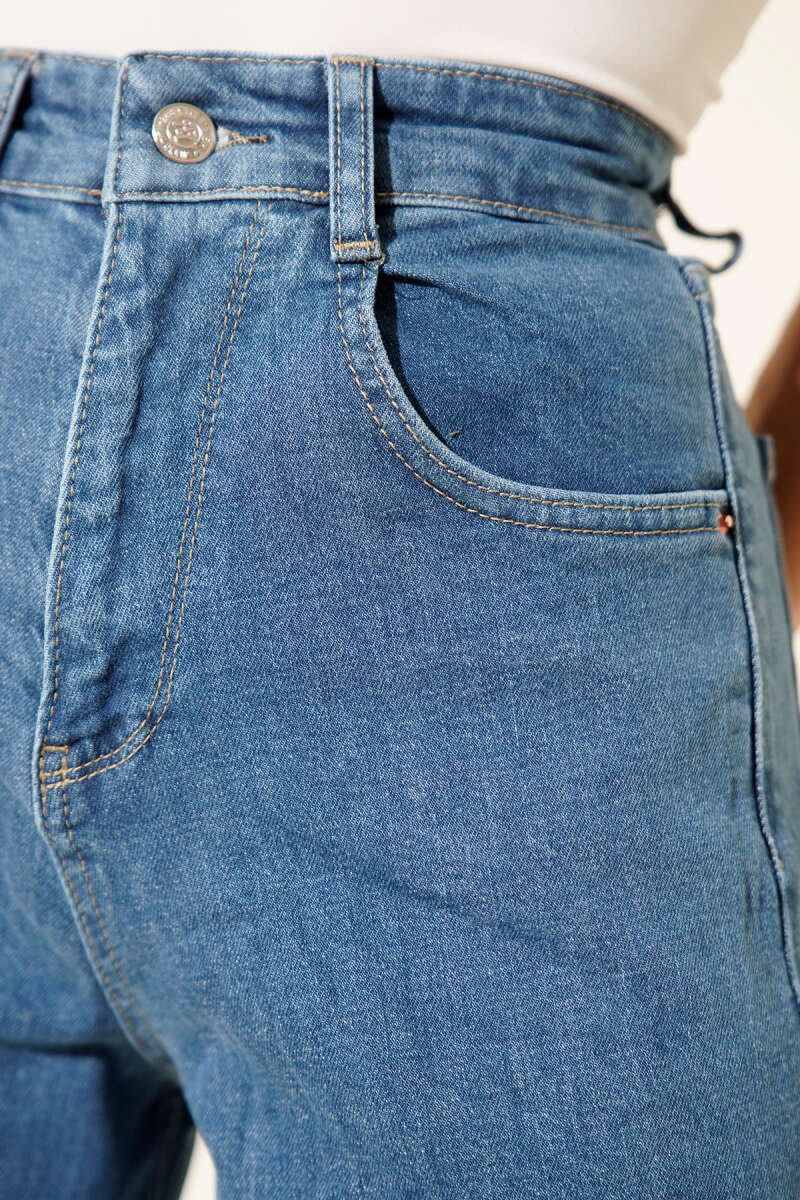 Mom Jeans with Belt Buckle - Blue